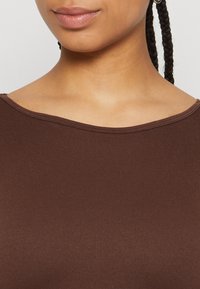BDG Urban Outfitters SLASH NECK TANK - Top - chiccory coffee (19-1419tcx)