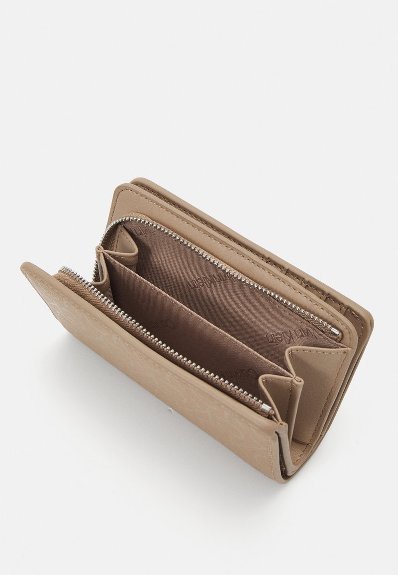 Calvin Klein DAILY MEDIUM BIFOLD MONO - Geldbörse - chanterelle 