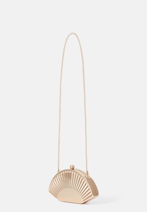 Roze gouden fan-vormige clutch tas met een gestructureerd ribbelontwerp, kettingstrap en een ronde sluiting aan de bovenkant. Gladde metallic afwerking.
