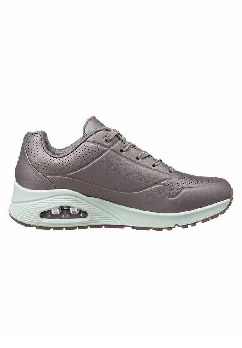 Sneaker sintetica grigia con tomaia perforata, chiusura con lacci e suola verde chiaro. Presenta un'ammortizzazione ad aria visibile nel tallone e dettagli testurizzati.