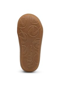 Hnědá gumová podrážka s texturovaným vzorem pro lepší grip a kruhovým designem loga. Označeno "Naturino" a velikostí "21." Hladký okraj.