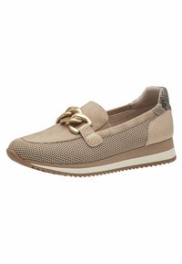 Beige nazouvací boty vyrobené z perforované síťoviny a semiše, s dekorativním zlatým řetízkem a texturovaným podpatkem s hadím vzorem.