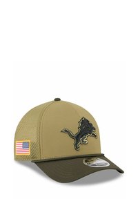 Khaki-Baseballcap mit schwarzem Löwenlogo, Netzseiten, flacher Krempe und Aufnäher mit amerikanischer Flagge. Hat ein strukturiertes Design und eine Stretchpassform.