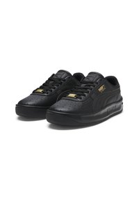 Sorte sneakers med en tekstureret læderoverdel, perforerede detaljer, flade snørebånd, guldfarvede accenter og en polstret sål.