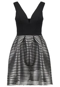 Svart klänning med V-ringning, strukturerad midja och en utsvängd kjol gjord av silverrandig tyg. Slen textur med glänsande detaljer.