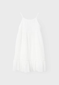 Weißes ärmelloses Kleid mit dünnen Trägern, strukturiertem Stoff und einem Volantsaum. A-Linie Silhouette, die bis zur Mitte der Wade reicht.