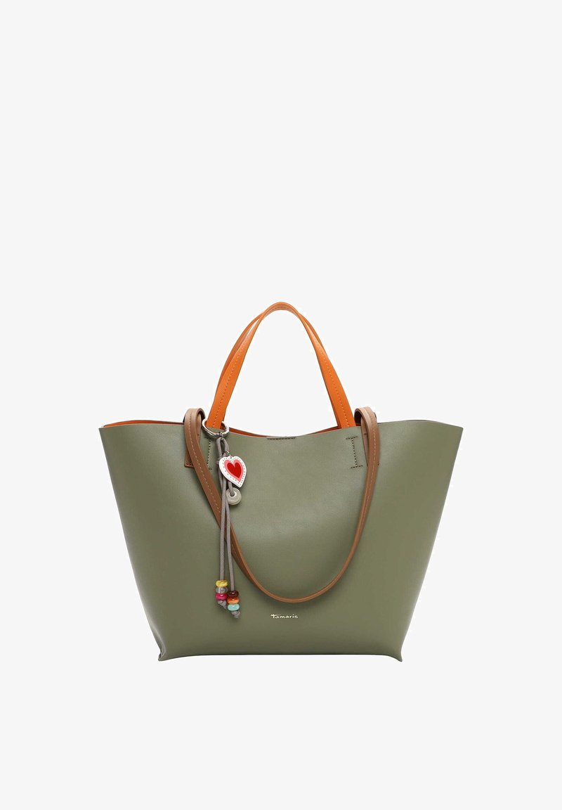 Sac cabas en cuir vert avec des anses orange, orné d'un pendentif en forme de cœur et de perles colorées. Texture lisse, forme spacieuse, design minimaliste.
