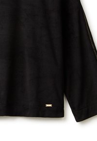 Černý top s dlouhými rukávy vyrobený z měkké látky, s zlatým akcentem poblíž lemování a hladkým, texturovaným povrchem. Jednoduchý, minimalistický design.