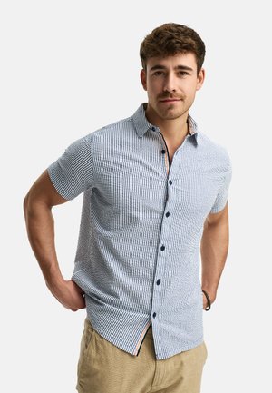 Camisa de manga corta abotonada con un patrón a cuadros en azul y blanco, que cuenta con un cuello y un acabado interior de contraste. Textura mínima.