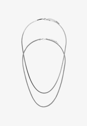 Srebrna višeslojna ogrlica koja se sastoji od glatkog, ravnog lanca i teksturiranog, uvijenog lanca, oba s kopčama u obliku škampa i podesivom dužinom.