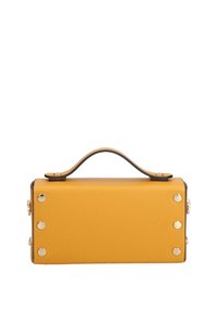 Borsa a mano gialla di forma rettangolare con una superficie liscia, dettagli in metallo dorato e manico superiore. Presenta angoli arrotondati e borchie decorative.