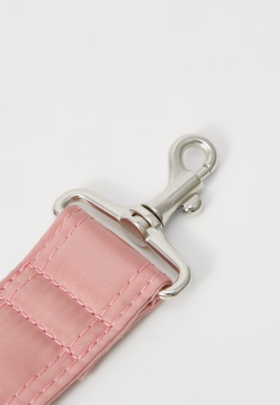 Ροζ ύφασμα ζώνη με ασημένιο μεταλλικό κλιπ. Διαθέτει ραμμένο σχέδιο στη ζώνη. Το κλιπ έχει περιστρεφόμενο σύρμα για εύκολη προσαρμογή.