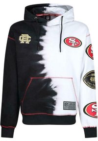 Kapuzensweatshirt mit einem Batikmuster, das Schwarz und Weiß kombiniert. Mit NFL-Logos, goldenen Akzenten und einer vorderen Kängurutasche. Rote Nähte.