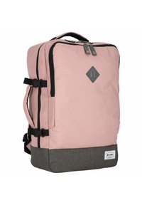 Sac à dos en tissu rose avec des bretelles noires, un fond gris et un patch de logo en forme de diamant. Comprend des zippers et des boucles latérales pour la fermeture.