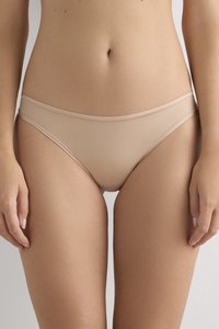 Culotte beige sans couture avec une taille mi-haute, présentant une texture lisse et des détails de couture subtils le long de la taille élastique.