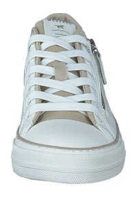 Sneaker bianchi in tela con accenti beige, dotati di punta rotonda, lacci piatti e zip laterale. Suola in gomma texturizzata con bordo decorato.