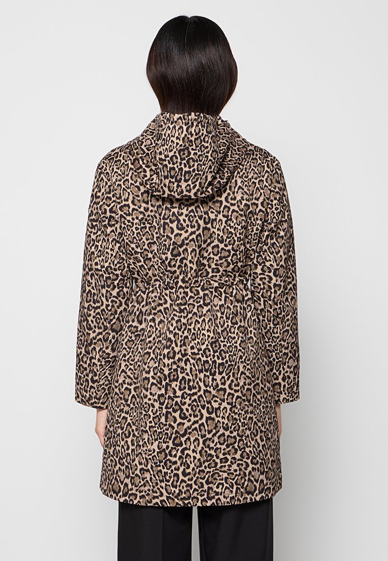 Manteau imprimé léopard avec capuche, taille cintrée, manches longues et texture douce. La palette de couleurs comprend des motifs bruns et noirs.