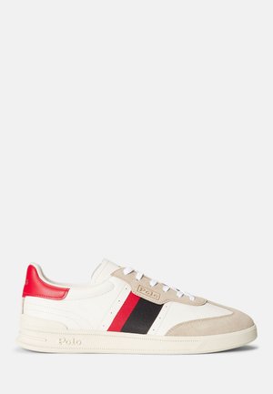 Low-Top Sneaker aus weißem Leder, beiger Wildlederkappe, roten und schwarzen Seitenstreifen, weißen Schnürsenkeln und rotem Fersenlasche, Polo-Logo auf Sohle und Seite.