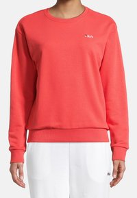Sudadera coral hecha de tela suave, con cuello redondo, puños y dobladillo acanalados, con un pequeño logo blanco de FILA en el pecho.