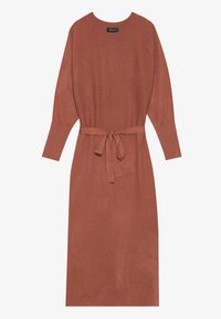 Robe tricotée couleur rouille avec des manches longues et un col rond. Présente une ceinture en tissu assorti à la taille et une silhouette droite.