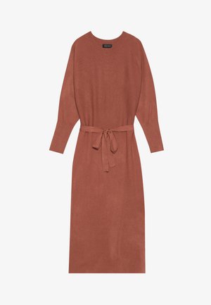 Knit obleka v rjavo-rdeči barvi z dolgimi rokavi in okroglo ovratnikom. Ima pas iz istega materiala in raven silhuet.