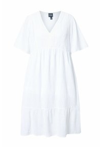 Robe blanche à manches courtes avec col en V, tissu texturé, détails brodés sur le buste et taille froncée avec jupe à étages.
