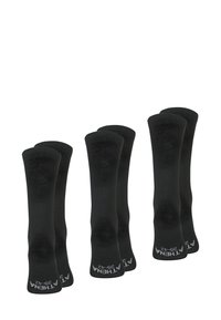 Chaussettes noires de longueur crew en paquet de quatre, fabriquées à partir d'un matériau doux et extensible. Présentent un renforcement au niveau des orteils et du talon avec le logo de la marque imprimé sur la semelle.