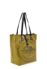 Borsa a tracolla verde oliva realizzata in materiale lucido, con manici in pelle nera e dettagli dorati, presenta una stampa e dettagli tattili.