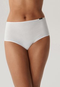 Białe bawełniane majtki hipster z gładką fakturą, elastycznym paskiem w talii i subtelną metką z logo z boku.