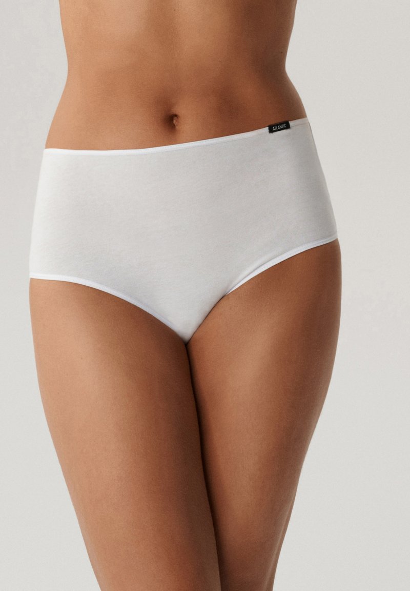 Białe bawełniane majtki hipster z gładką fakturą, elastycznym paskiem w talii i subtelną metką z logo z boku.
