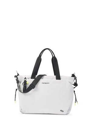 Sac à main rectangulaire blanc avec poignées noires, bandoulière noire réglable, poche avant zippée et petits logos noirs sur le devant.