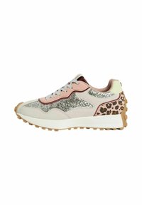 Zapatillas con una parte superior de ante rosa, acentos de purpurina plateada, estampado de leopardo en el talón y una suela de goma texturizada.