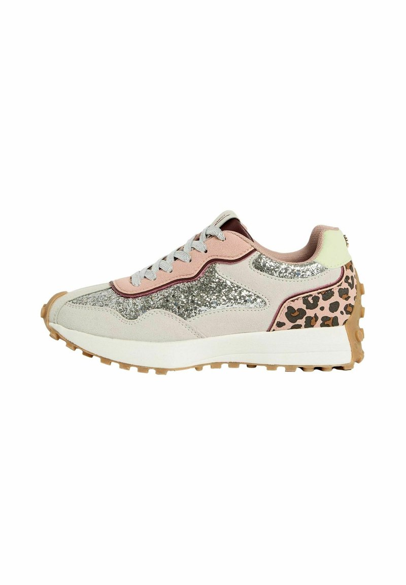 Zapatillas con una parte superior de ante rosa, acentos de purpurina plateada, estampado de leopardo en el talón y una suela de goma texturizada.