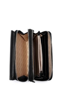 Černá kožená peněženka s více přihrádkami, vybavená zipovým uzávěrem a hnědým interiérem s vzorovými akcenty.