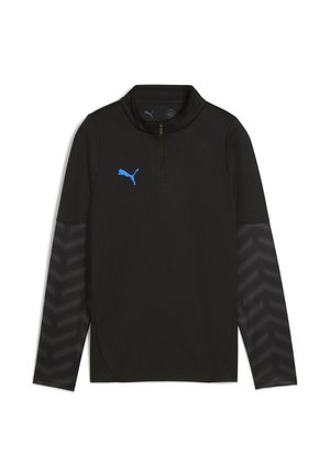 Czarna sportowa bluza z ćwierć zamkiem, niebieskim logo Pumy na piersi oraz teksturowanymi czarnymi rękawami z wzorem w zygzak.