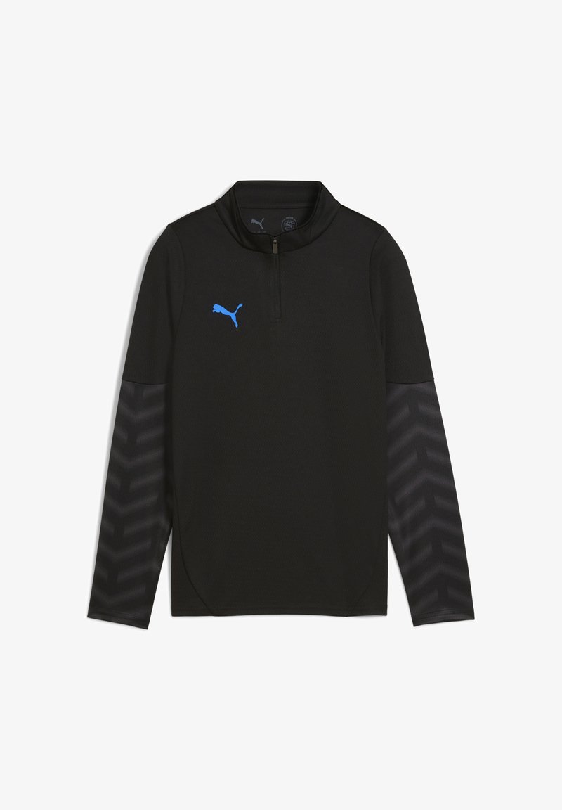 Čierny športový pulóver s krátkym zipsom na krku, modré logo Puma na hrudi a textúrované čierne rukávy so vzorom v tvare chevronu.