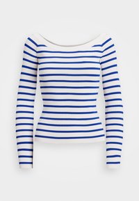 Haut à manches longues rayé blanc et bleu, avec un col large, une coupe ajustée et une texture côtelée. Les rayures sont uniformément espacées sur toute la surface.