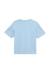 Lichtblauwe katoenen t-shirt met korte mouwen, ronde hals en een eenvoudige, gladde textuur. Geen zichtbare patronen of hardwaredetails.