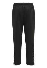 Zwarte sportbroek met een elastische tailleband, voorzien van zijsplitten en witte drie-strepenaccenten op de onderbenen.