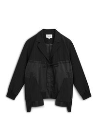 Chaqueta negra con patrón de raya diplomática, paneles de satén en contraste, cintura con cordón y puños elásticos para un ajuste ajustado.