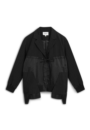 Giacca nera con motivo a righe, pannelli in satin a contrasto, vita regolabile con cordoncino e polsini elasticizzati per una vestibilità affusolata.