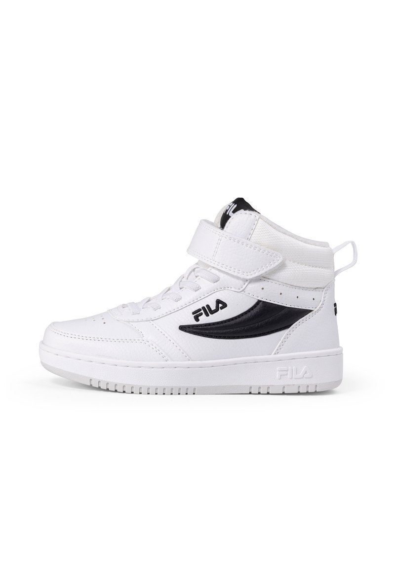 Zapatilla alta blanca con detalles negros, material de cuero texturizado, cierre de cordones y tira de Velcro, cuello acolchado y logotipo de marca.