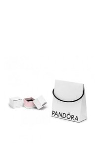 Bela papirnata vrečka za nakupovanje z črnimi ročaji in logotipom "PANDORA". Vključuje malo belo darilno škatlico z roza notranjostjo.