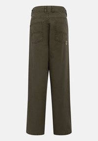 Pantalons cargo olive green à large jambe avec deux poches arrière et un tissu texturé. Présente une coupe droite et des détails cousus le long des coutures.