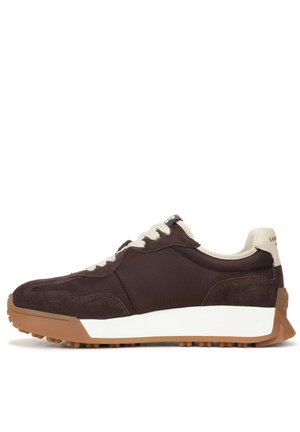 Sneaker marrone che combina materiali tessili e in suede, con una suola intermedia bianca e una suola esterna in gomma marrone strutturata.