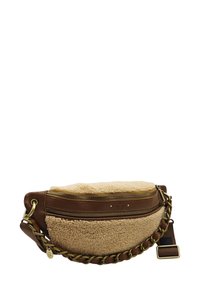 Sac en bandoulière en cuir marron et en shearling avec un zip en haut, une anse en chaîne dorée et des détails texturés.