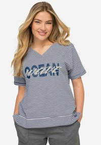 Koszulka z dekoltem w serek w pasiasty wzór w kolorze granatowym i białym, z graficznym nadrukiem "OCEAN" w kontrastowym kolorze, krótkimi rękawami oraz bocznymi kieszeniami.