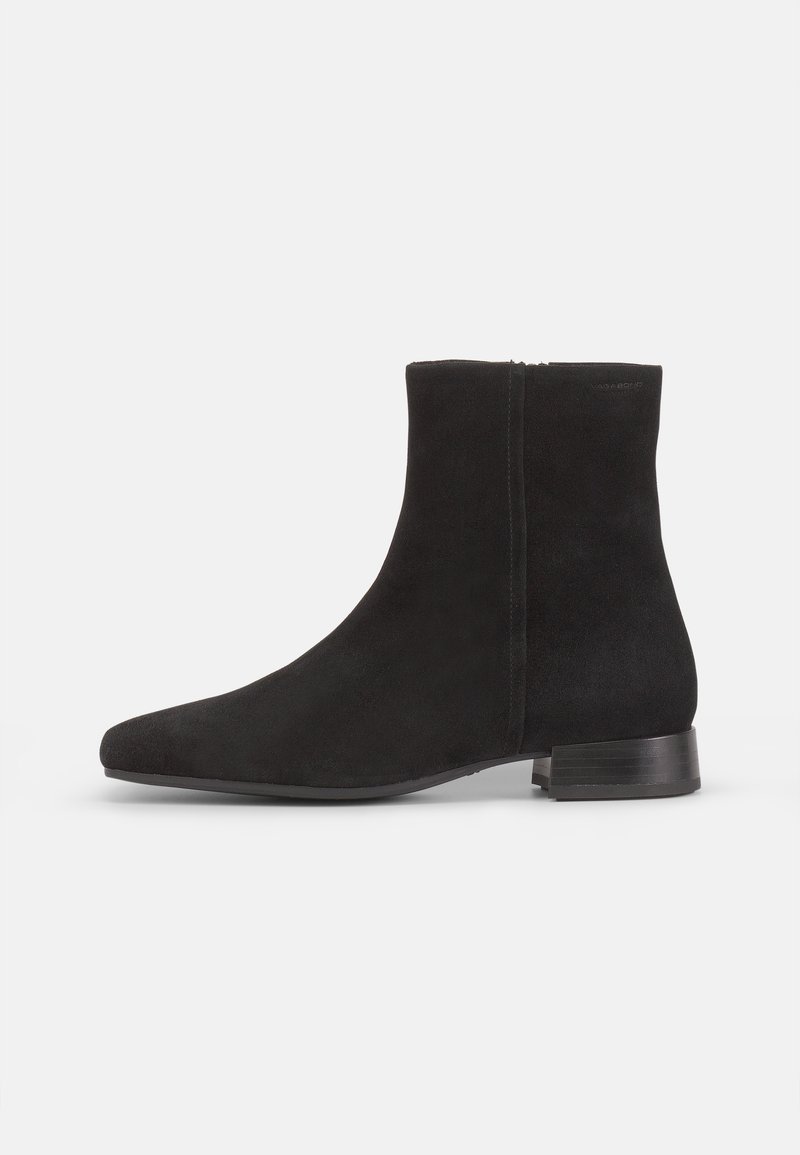 Bottines en suède noir avec un bout pointu et un petit talon bloc. Texture lisse, couture minimale et détail de fermeture éclair sur le côté.