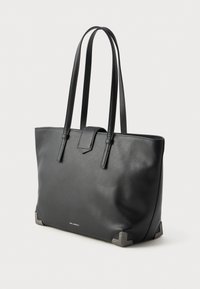 Melna ādas somiņa ar gludu tekstūru, divām garām rokturām un metāliskiem stūru akcentiem. Iezīmē vienkāršu, tīru dizainu.