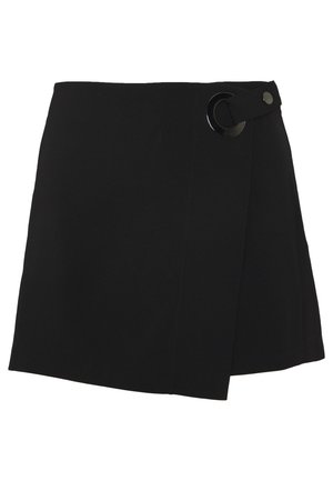 Mini-jupe noire avec un design portefeuille fixé par un grand anneau métallique rond et un bouton-pression à la taille.